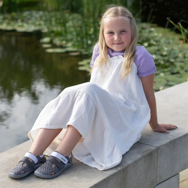 Ein Mädchen trägt FARE BARE Barfußsandalen